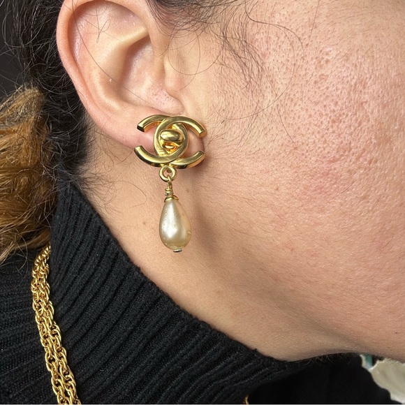 EA48 Chanel CC turn lock earrings pearl drop style - Picture 11 of 12